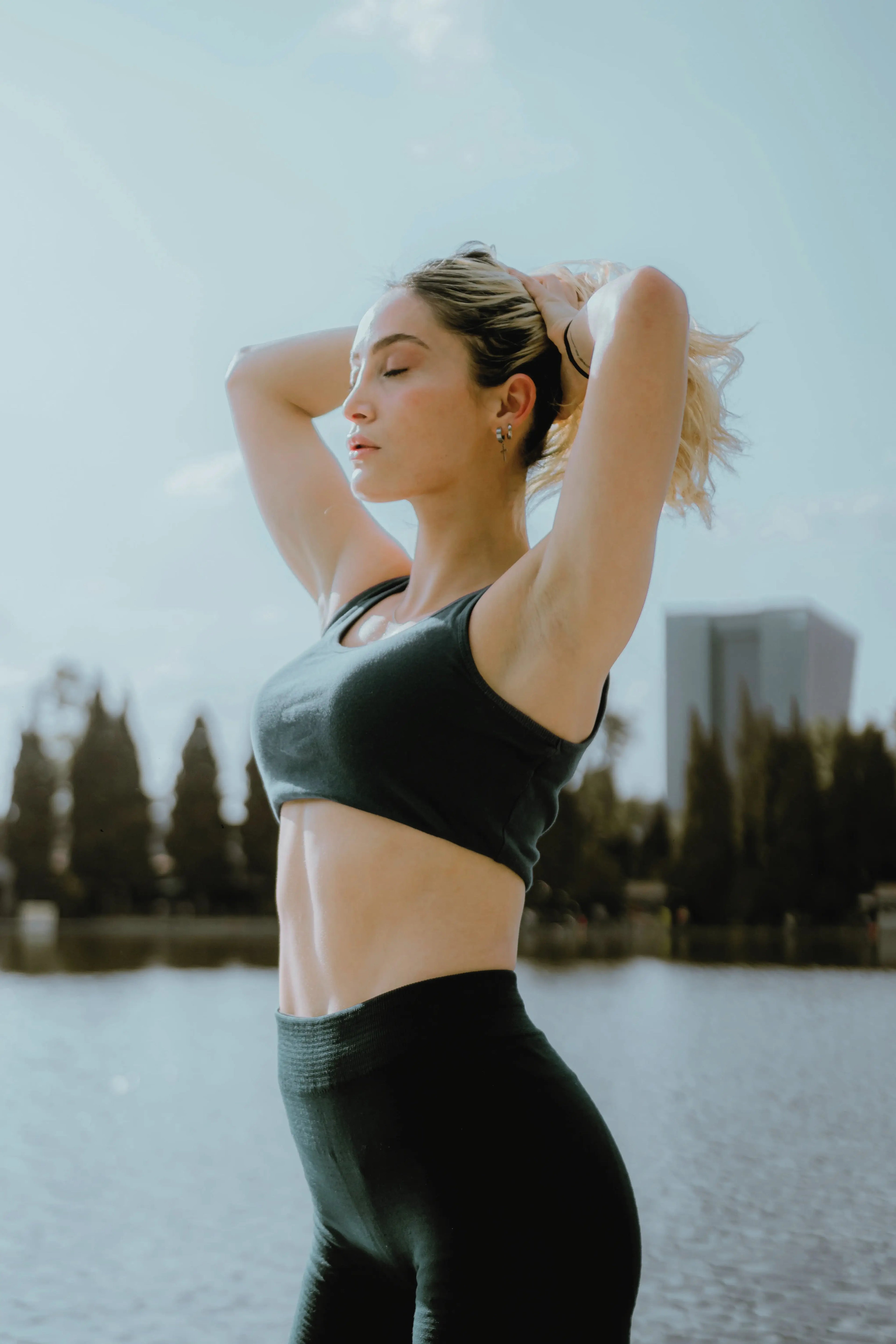 Imagen de una mujer con ropa deportiva minimalista