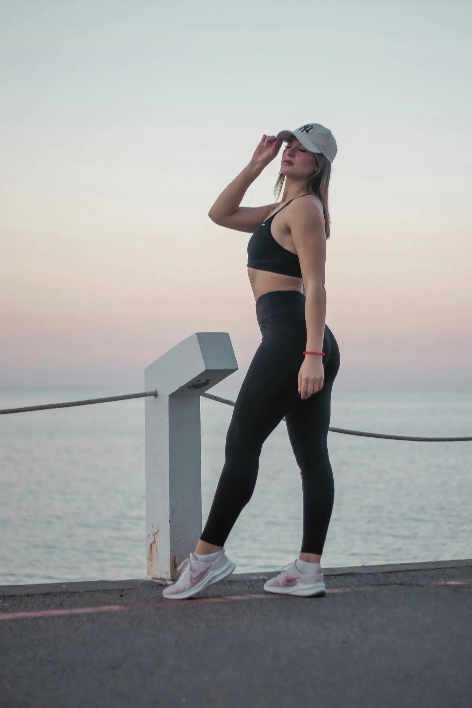 Mujer usando ropa deportiva minimalista